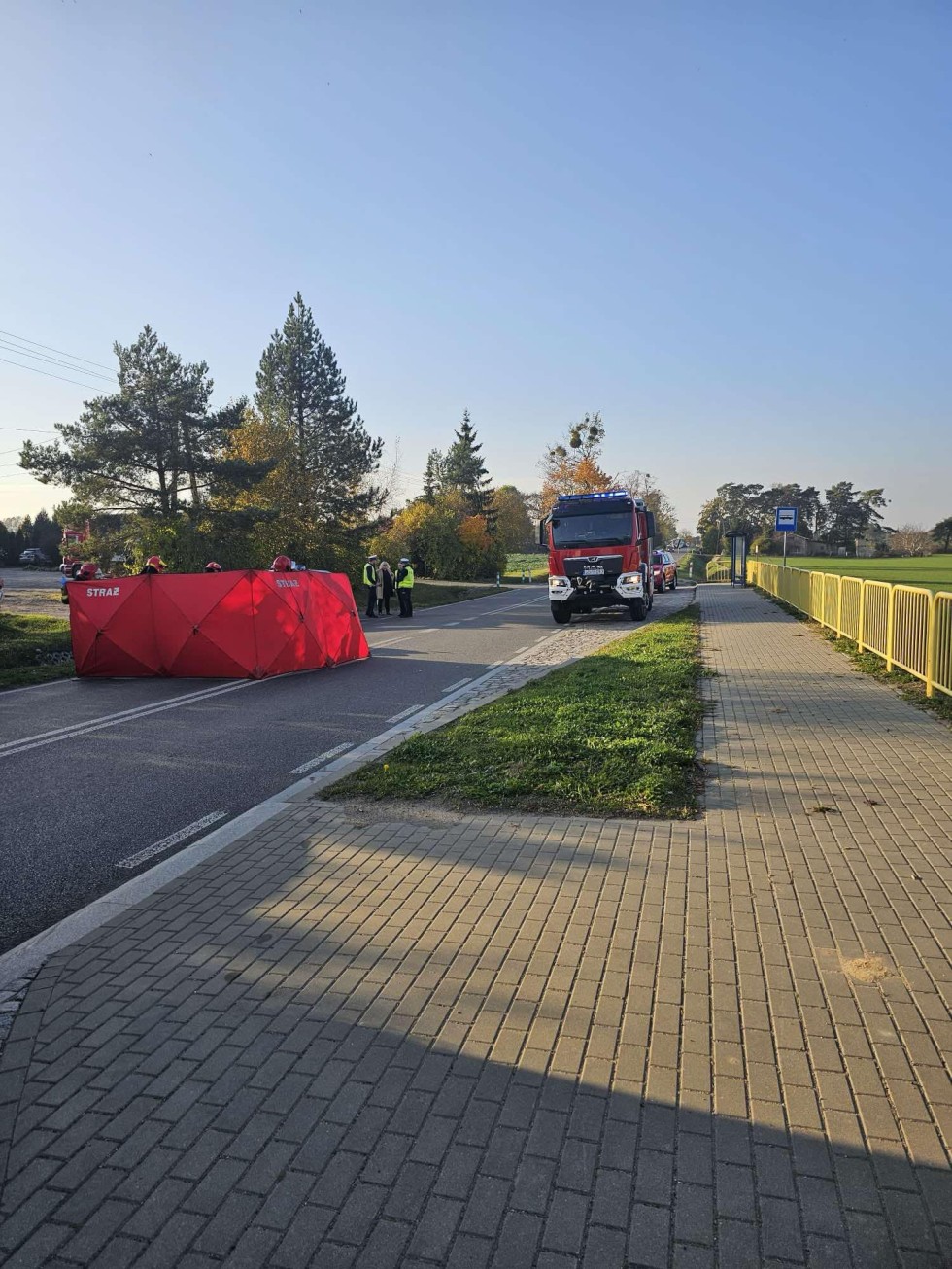 DW515. Zderzenie motocykla z osobówką w Nowej Wsi Malborskiej – kierowca jednośladu zabrany do szpitala przez LPR.