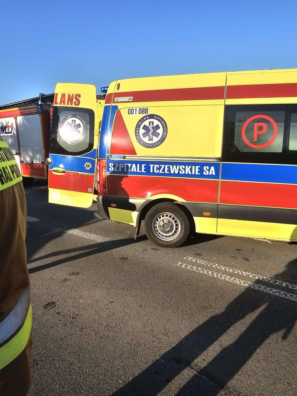 DW515. Zderzenie motocykla z osobówką w Nowej Wsi Malborskiej – kierowca jednośladu zabrany do szpitala przez LPR.