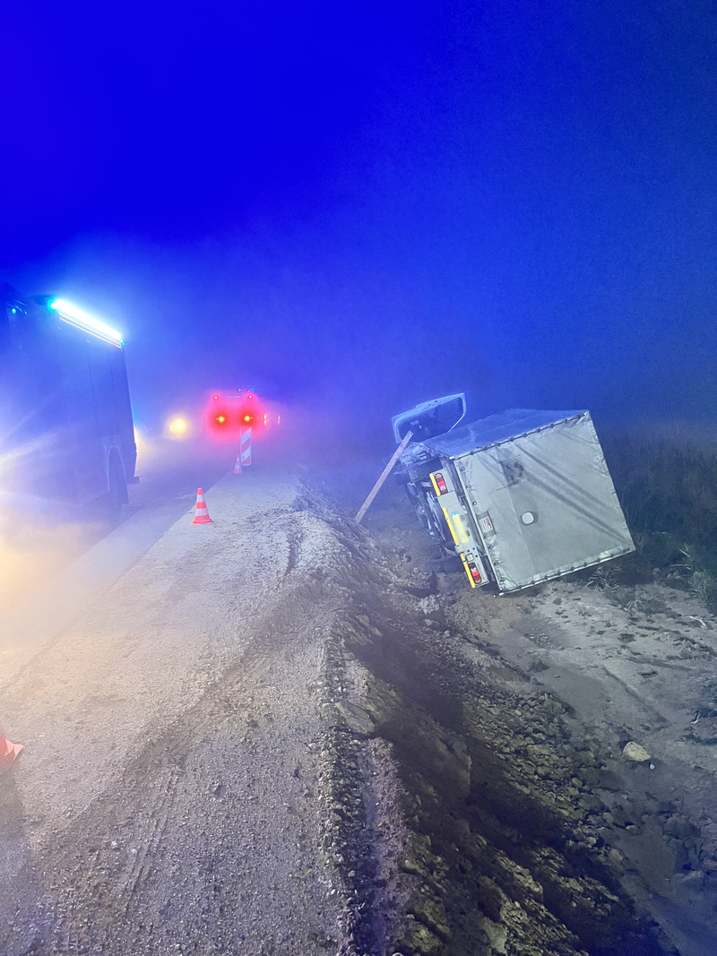 DK22. Samochód dostawczy wpadł do przydrożnego rowu przed Starym Polem.