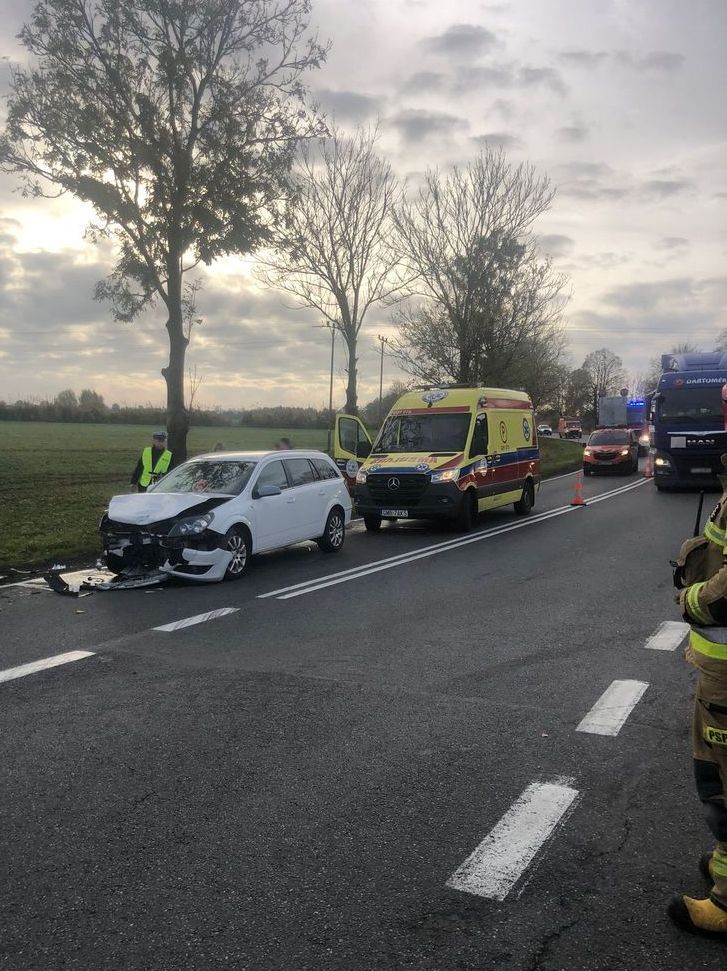 DK55. Kolizja trzech osobówek w Dębinie – policjanci podają okoliczności zdarzenia.