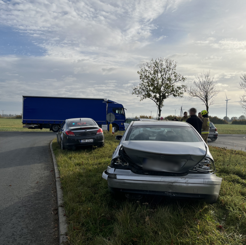 DK55. Kolizja trzech osobówek w Dębinie – policjanci podają okoliczności zdarzenia.
