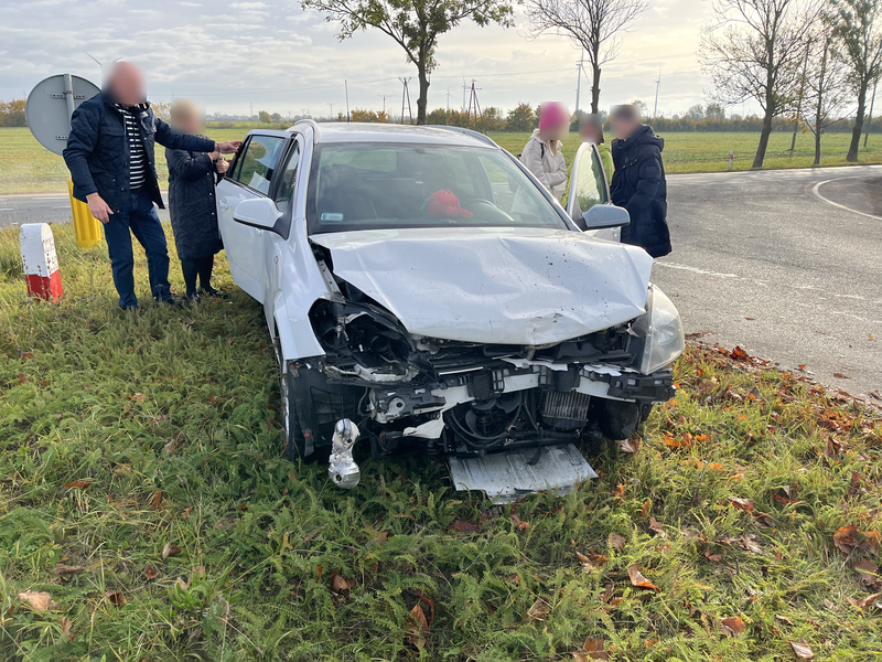 DK55. Kolizja trzech osobówek w Dębinie – policjanci podają okoliczności zdarzenia.
