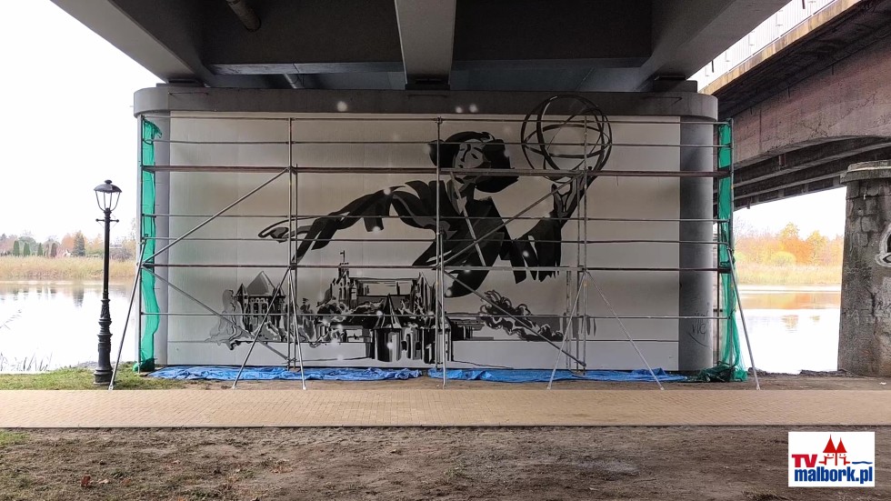 Powstaje mural z Mikołajem Kopernikiem. Zobacz wideo.