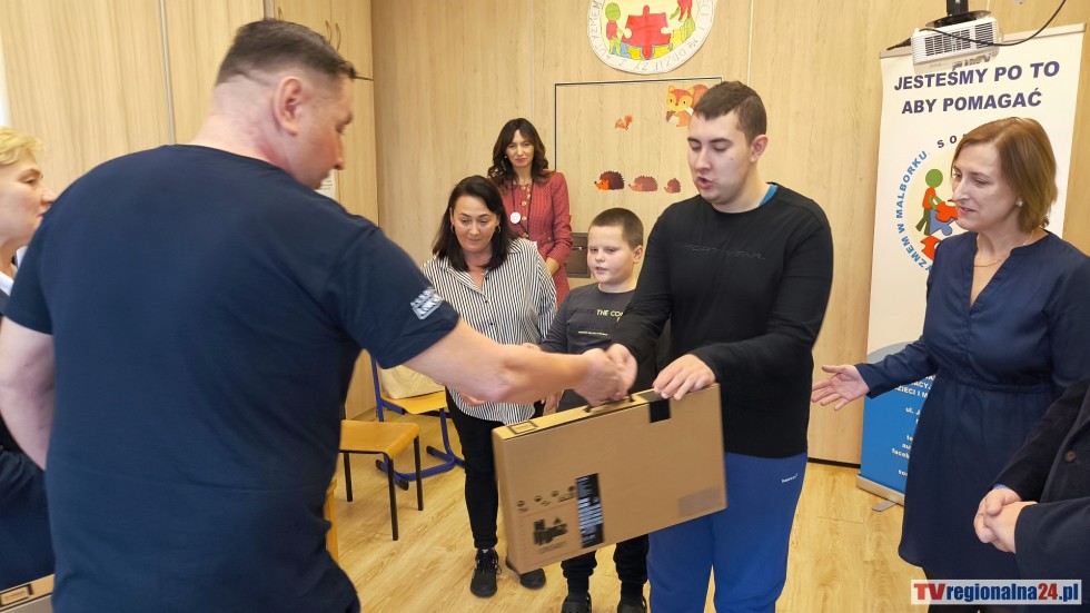 Fundacja Lokalni przekazała dwa laptopy wychowankom Specjalnego Ośrodka Rewalidacyjno-Wychowawczego dla Dzieci i Młodzieży z Autyzmem w Malborku