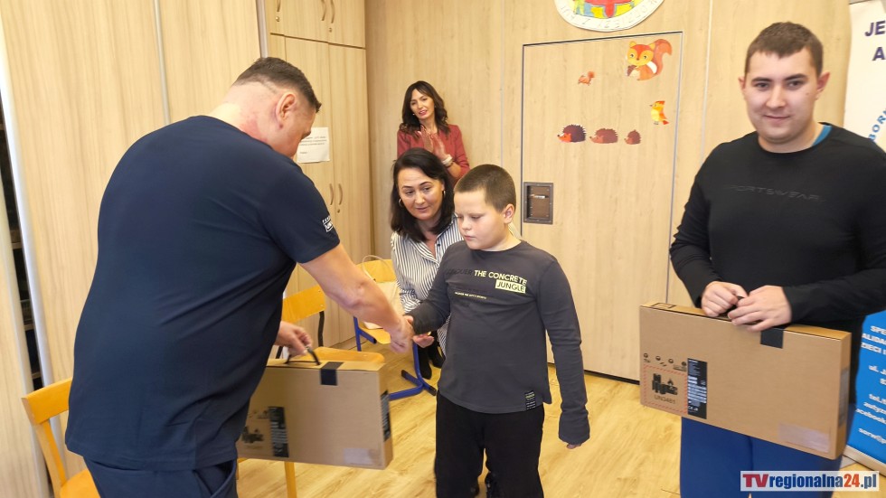 Fundacja Lokalni przekazała dwa laptopy wychowankom Specjalnego Ośrodka Rewalidacyjno-Wychowawczego dla Dzieci i Młodzieży z Autyzmem w Malborku