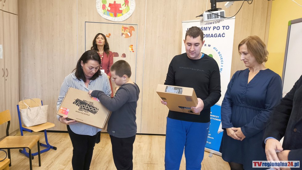Fundacja Lokalni przekazała dwa laptopy wychowankom Specjalnego Ośrodka Rewalidacyjno-Wychowawczego dla Dzieci i Młodzieży z Autyzmem w Malborku