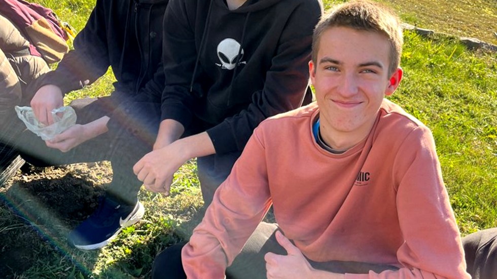 Malbork. Pamięci najmłodszych ofiar Holokaustu - uczniowie Technikum nr 3 posadzili cebulki krokusów.