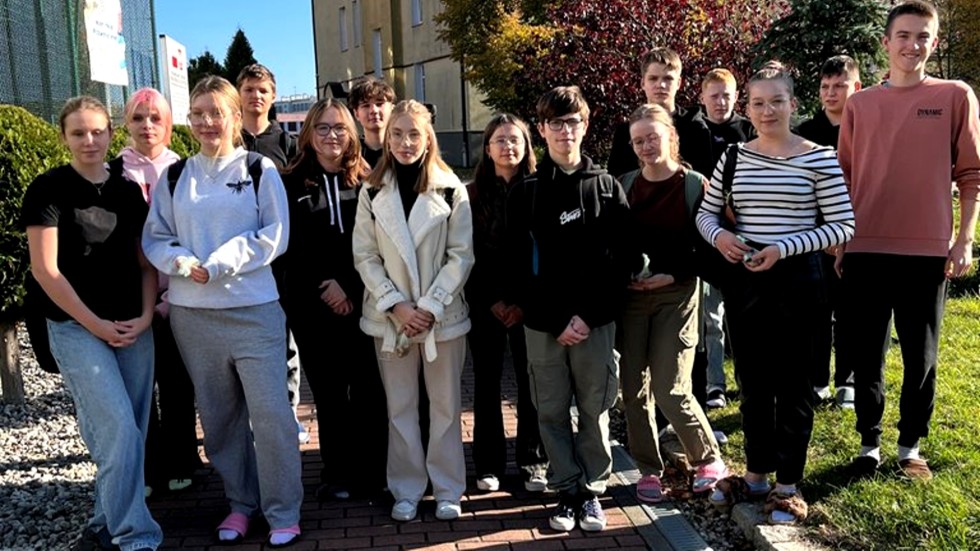 Malbork. Pamięci najmłodszych ofiar Holokaustu - uczniowie Technikum nr 3 posadzili cebulki krokusów.
