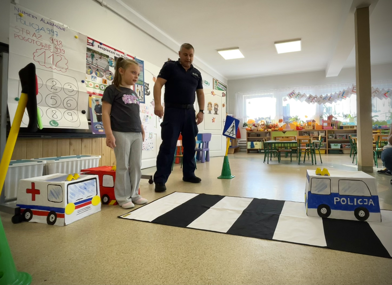 Malbork. O bezpieczeństwie na drodze policjanci rozmawiali z przedszkolakami.