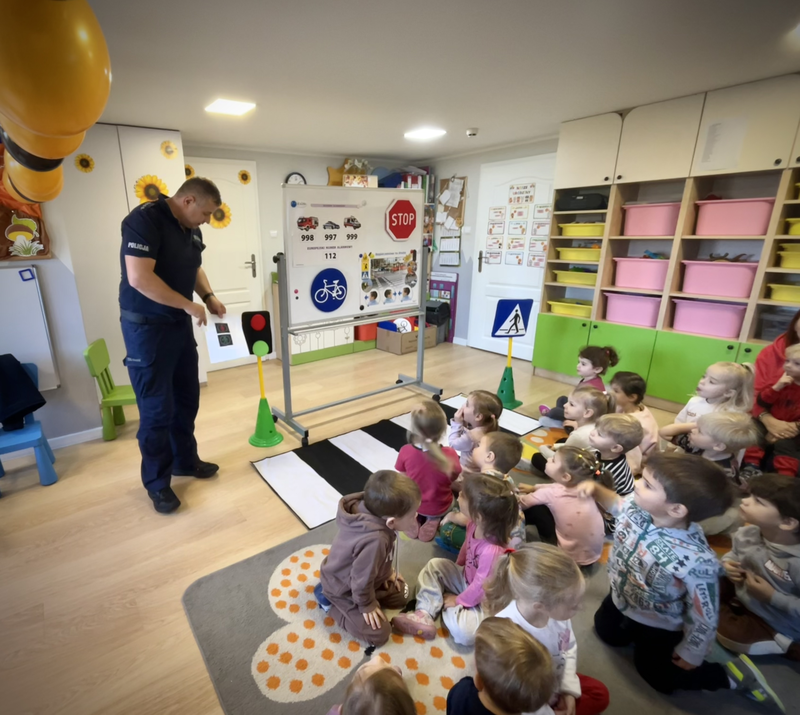 Malbork. O bezpieczeństwie na drodze policjanci rozmawiali z przedszkolakami.