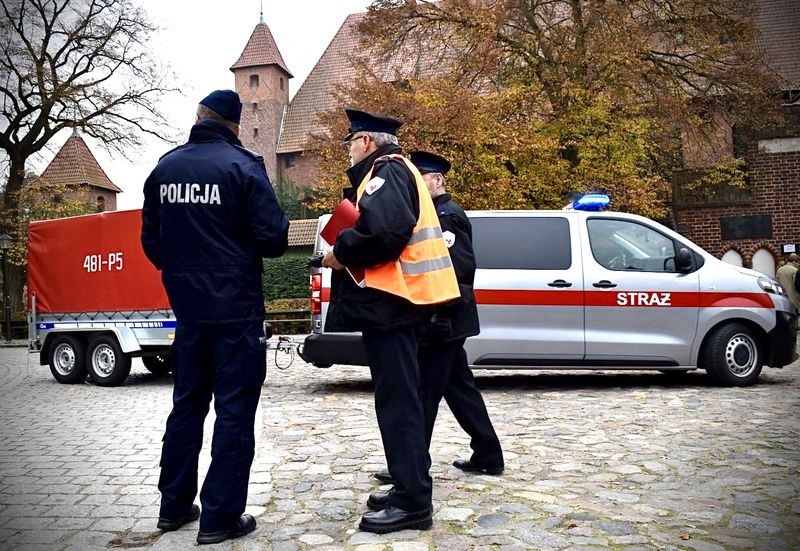 Malbork. Policjanci zabezpieczyli broń na terenie Muzeum Zamkowego – ćwiczenia służb mundurowych.