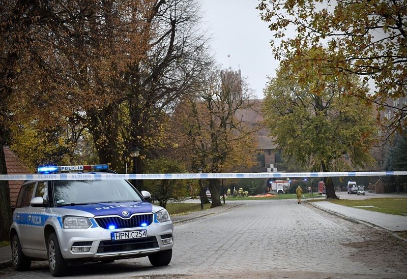 Malbork. Policjanci zabezpieczyli broń na terenie Muzeum Zamkowego – ćwiczenia służb mundurowych.