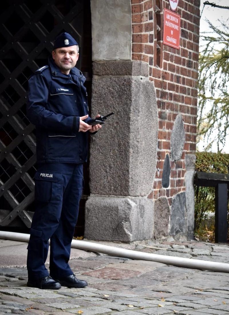 Malbork. Policjanci zabezpieczyli broń na terenie Muzeum Zamkowego – ćwiczenia służb mundurowych.