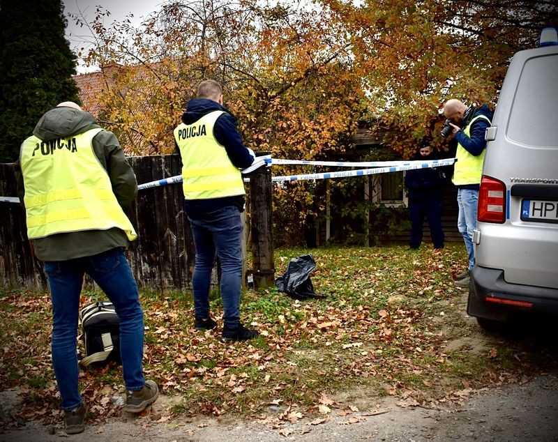 Malbork. Policjanci zabezpieczyli broń na terenie Muzeum Zamkowego – ćwiczenia służb mundurowych.