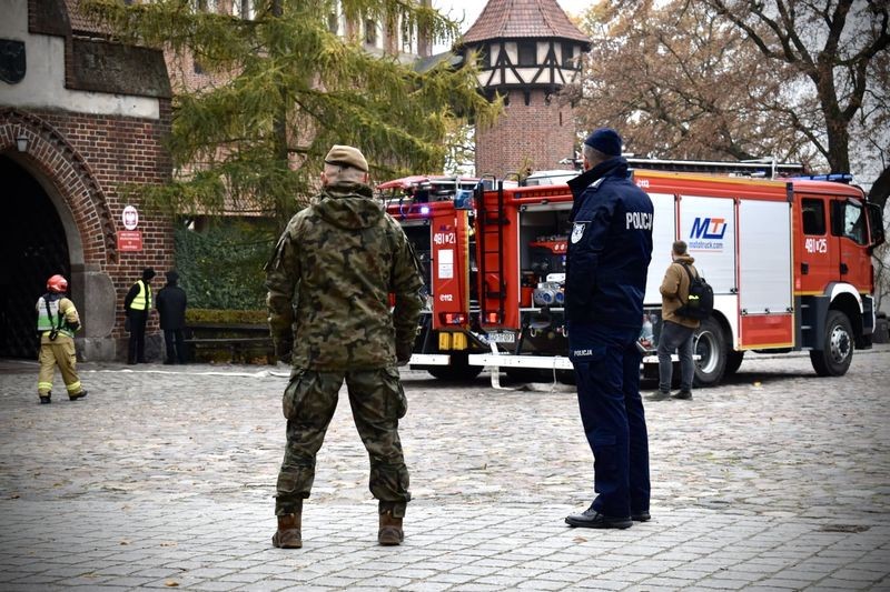 Malbork. Policjanci zabezpieczyli broń na terenie Muzeum Zamkowego – ćwiczenia służb mundurowych.