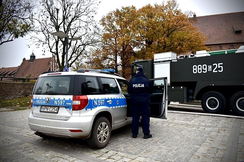 Malbork. Policjanci zabezpieczyli broń na terenie Muzeum Zamkowego – ćwiczenia służb mundurowych.