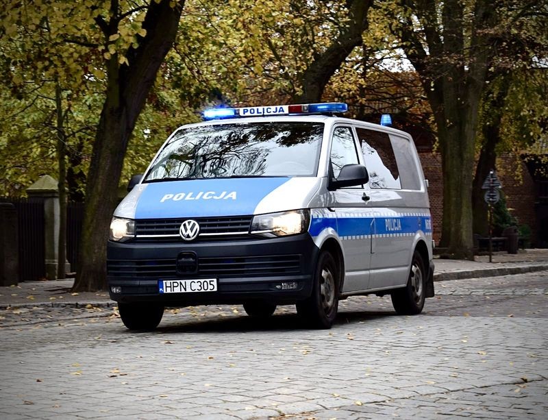 Malbork. Policjanci zabezpieczyli broń na terenie Muzeum Zamkowego – ćwiczenia służb mundurowych.