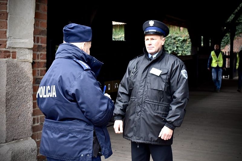 Malbork. Policjanci zabezpieczyli broń na terenie Muzeum Zamkowego – ćwiczenia służb mundurowych.