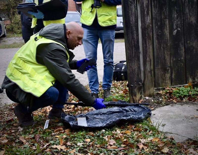 Malbork. Policjanci zabezpieczyli broń na terenie Muzeum Zamkowego – ćwiczenia służb mundurowych.