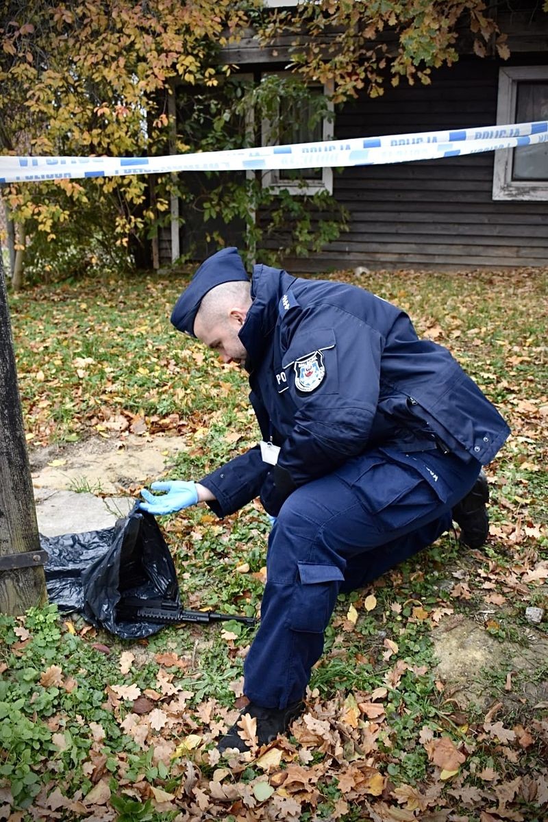 Malbork. Policjanci zabezpieczyli broń na terenie Muzeum Zamkowego – ćwiczenia służb mundurowych.