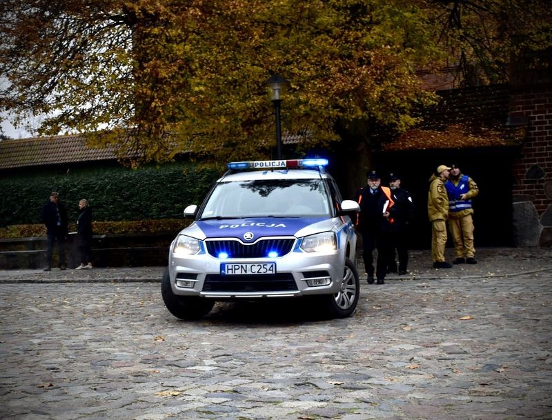 Malbork. Policjanci zabezpieczyli broń na terenie Muzeum Zamkowego – ćwiczenia służb mundurowych.