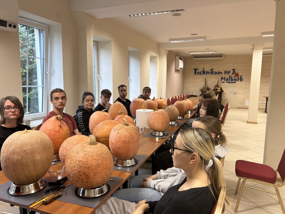 Malbork. Uczniowie Technikum nr 3 doskonalili sztukę carvingu.