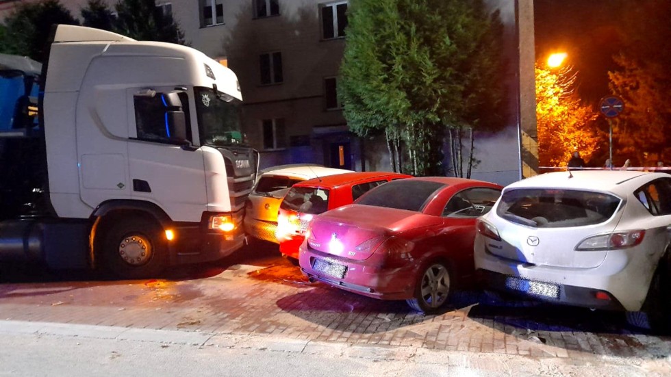 Sztum. Ciężarówka staranowała zaparkowane auta.