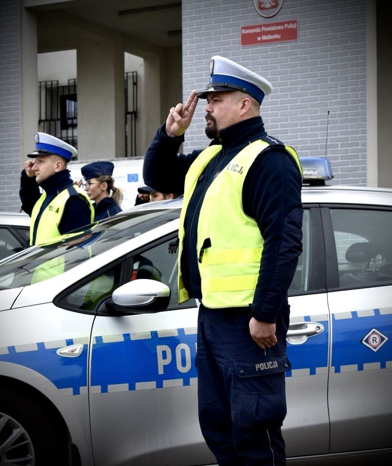 Malbork. Policjanci uczcili pamięć zmarłego ratownika Piotra Mierneckiego.