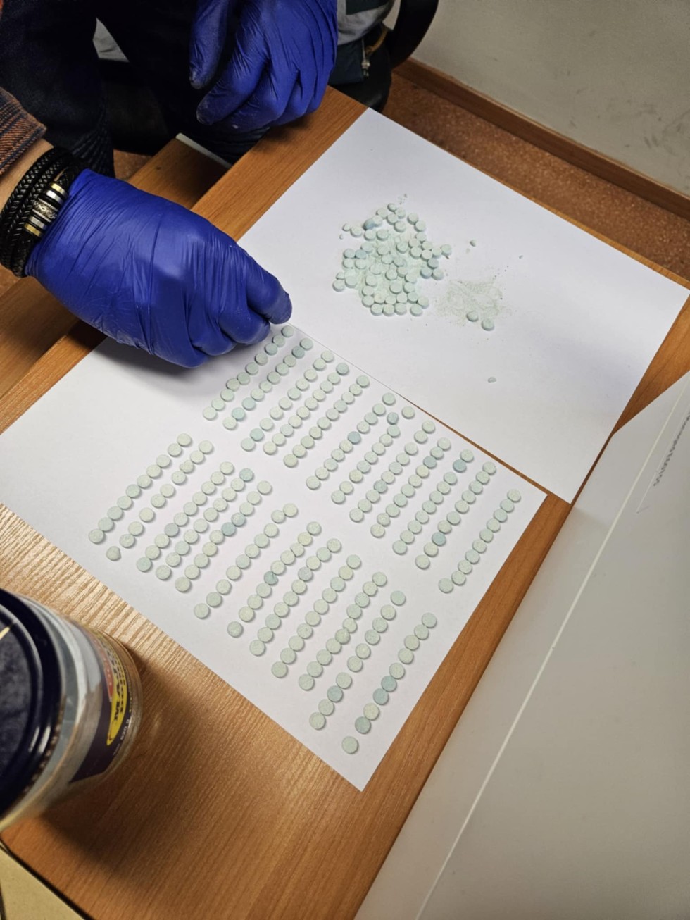 Nowy Dwór Gdański. Policjanci zabezpieczyli 5 kg marihuany i 295 tabletek ekstazy – trzy osoby w areszcie.