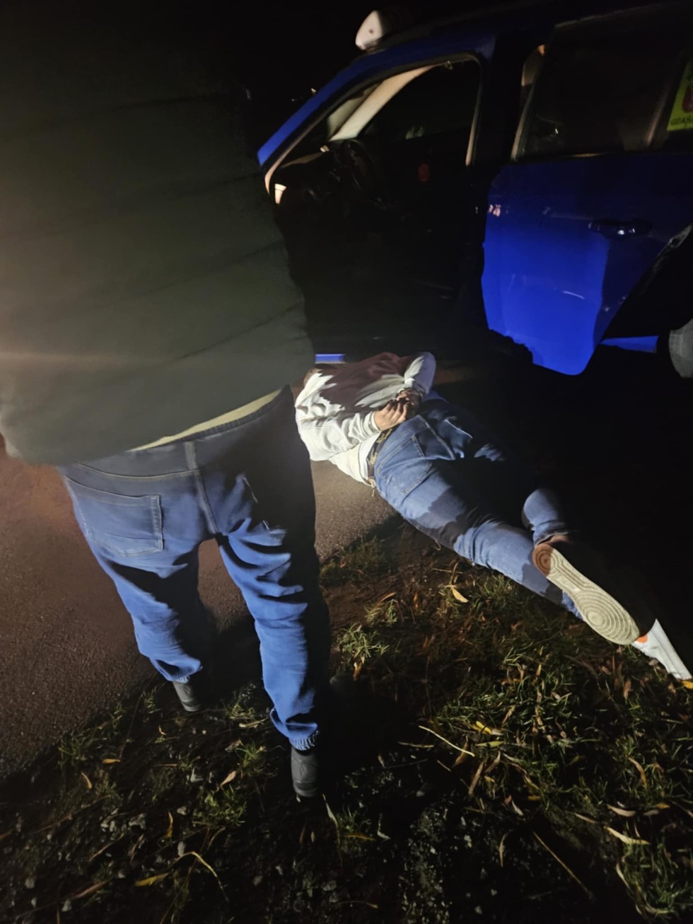 Nowy Dwór Gdański. Policjanci zabezpieczyli 5 kg marihuany i 295 tabletek ekstazy – trzy osoby w areszcie.