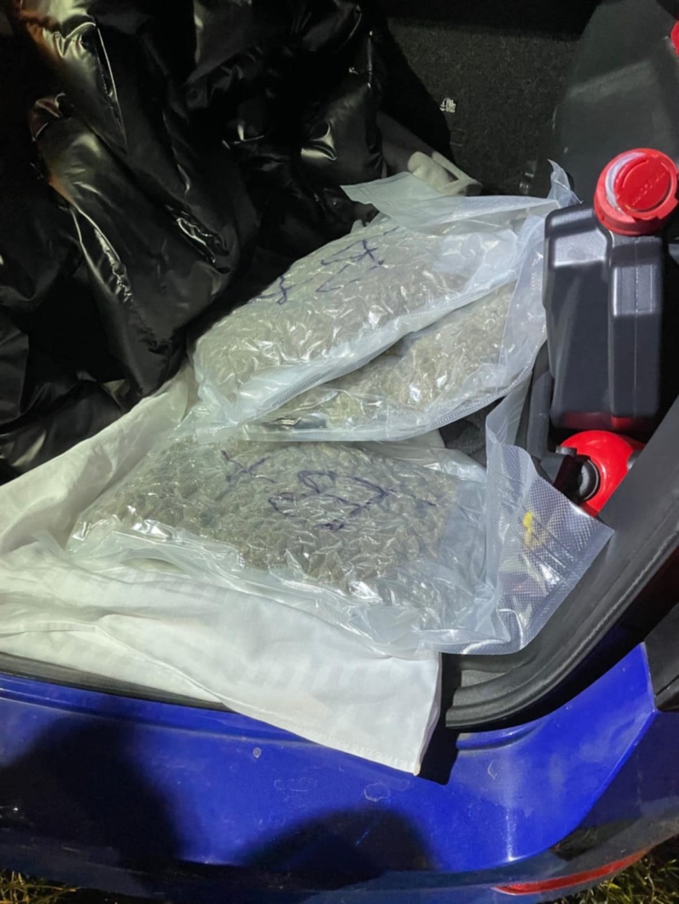 Nowy Dwór Gdański. Policjanci zabezpieczyli 5 kg marihuany i 295 tabletek ekstazy – trzy osoby w areszcie.