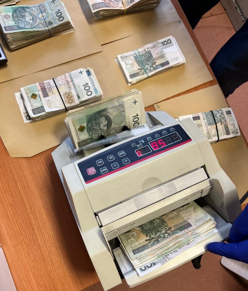 Nowy Dwór Gdański. Policjanci zabezpieczyli 5 kg marihuany i 295 tabletek ekstazy – trzy osoby w areszcie.