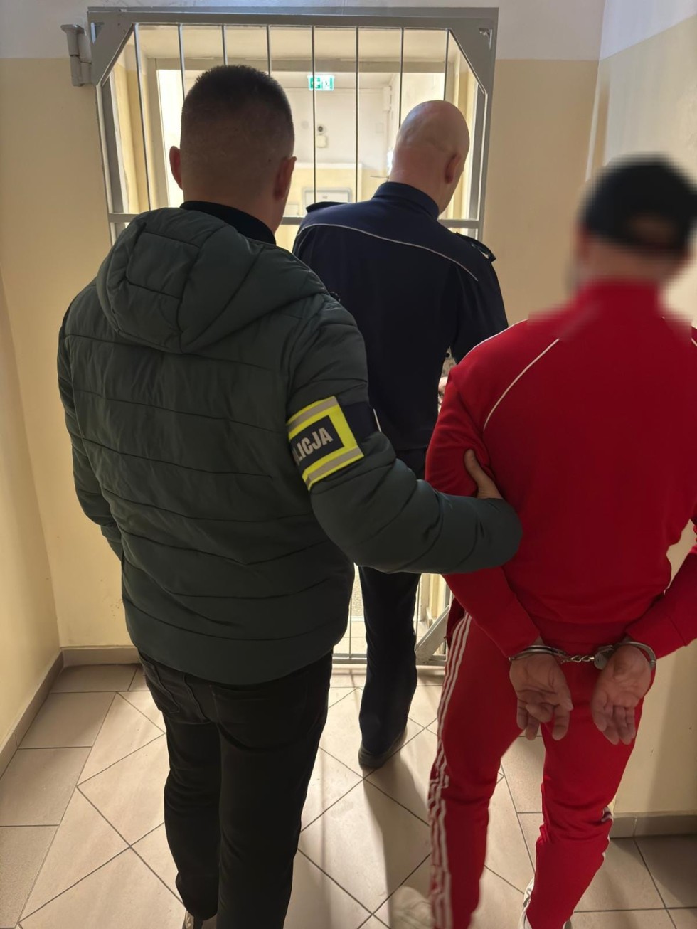 Nowy Dwór Gdański. Policjanci zabezpieczyli 5 kg marihuany i 295 tabletek ekstazy – trzy osoby w areszcie.