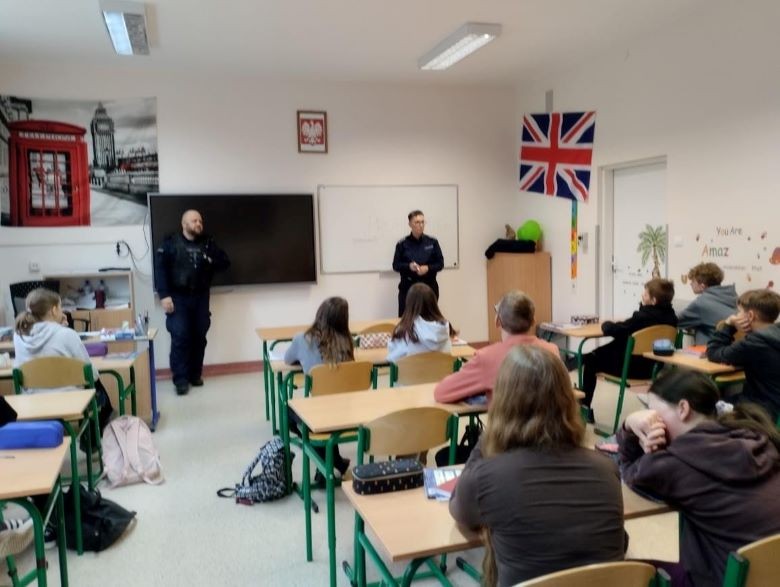Powiat sztumski. Zagrożenia w sieci i odpowiedzialność prawna – policjanci edukują młodzież.