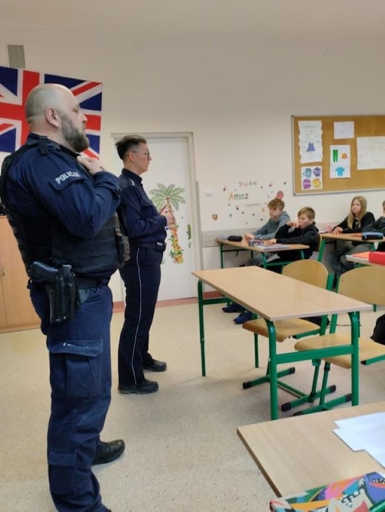 Powiat sztumski. Zagrożenia w sieci i odpowiedzialność prawna – policjanci edukują młodzież.