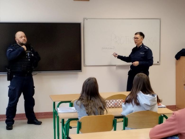 Powiat sztumski. Zagrożenia w sieci i odpowiedzialność prawna – policjanci edukują młodzież.