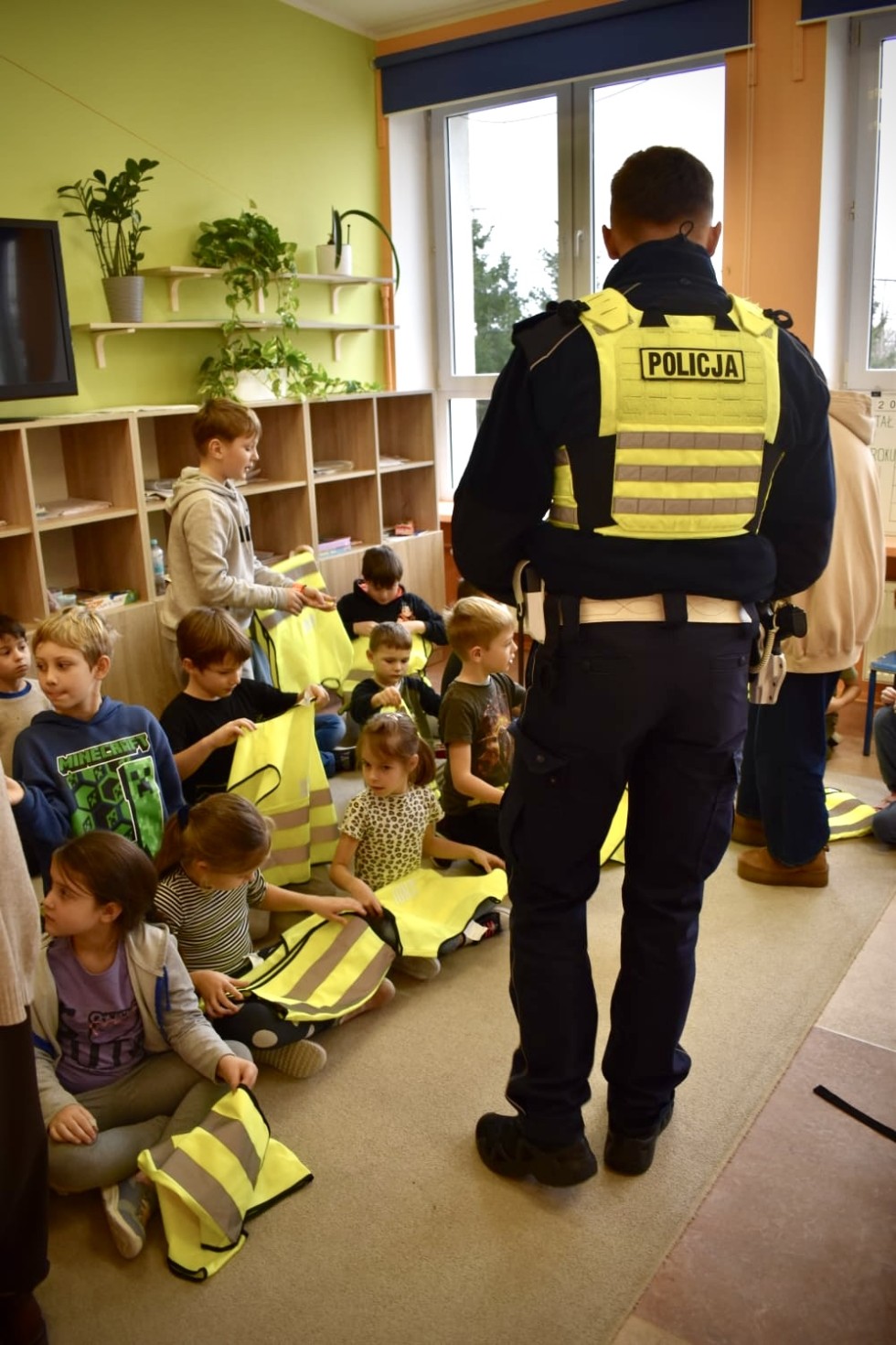 Kończewice. Świeć przykładem i noś odblaski – zachęcali najmłodszych policjanci i GDDKiA.