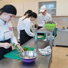 Malbork. Kandyzowane orzechy, korzenne ciasteczka i tort makowy - świąteczne&#8230;