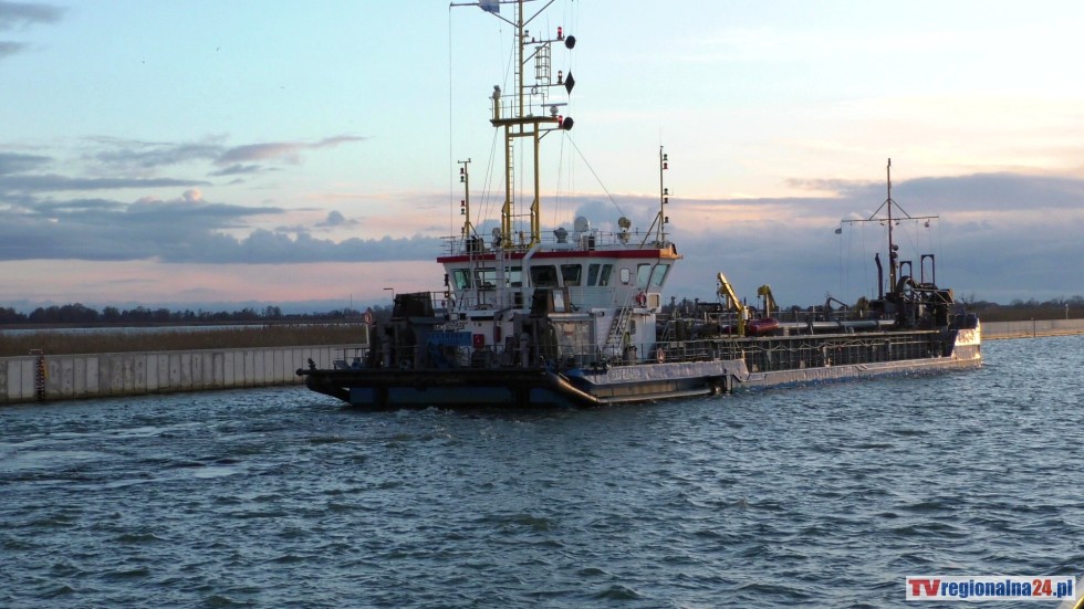 Pogłębiarka Hegemann II pogłębia tor wodny na rzece Elbląg w ramach IV etapu budowy drogi wodnej łączącej Zalew Wiślany z Zatoką Gdańską. Kiedy V etap - obrotnica statków i pogłębienie ostatnich 900 metrów?