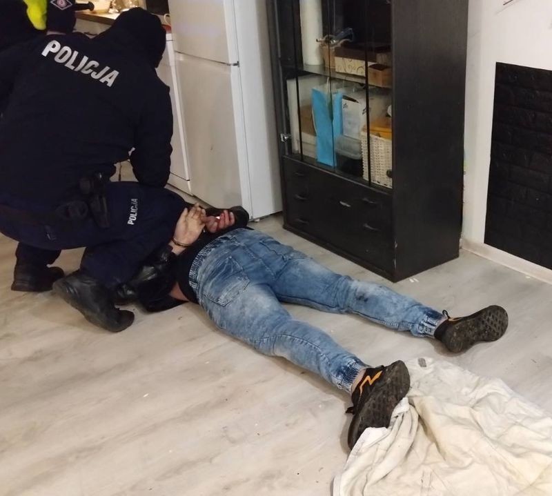 39-LATEK ZATRZYMANY ZA CZYNNĄ NAPAŚĆ NA POLICJANTA W MALBORKU