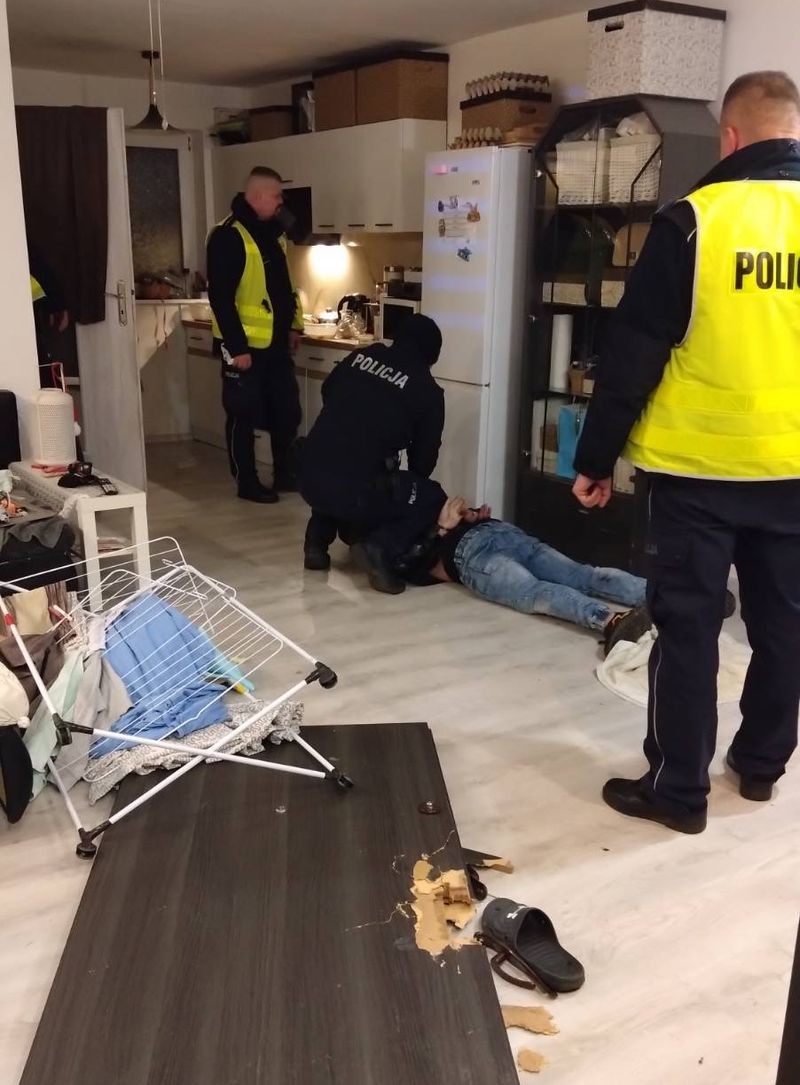 39-LATEK ZATRZYMANY ZA CZYNNĄ NAPAŚĆ NA POLICJANTA W MALBORKU