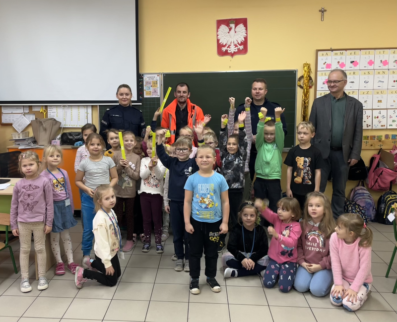Świeć przykładem i noś odblaski - zachęcali dzieci z Gminy Stare Pole policjanci i GDDKiA.