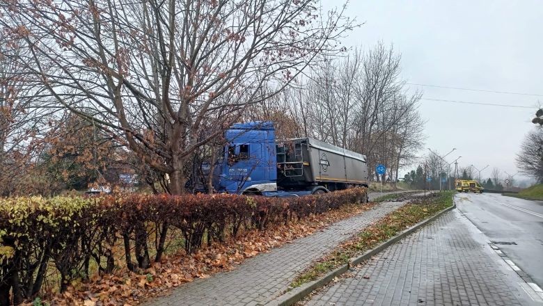 Powiat sztumski. Ciężarówką wjechał na chodnik i uderzył w latarnię – miał promile.