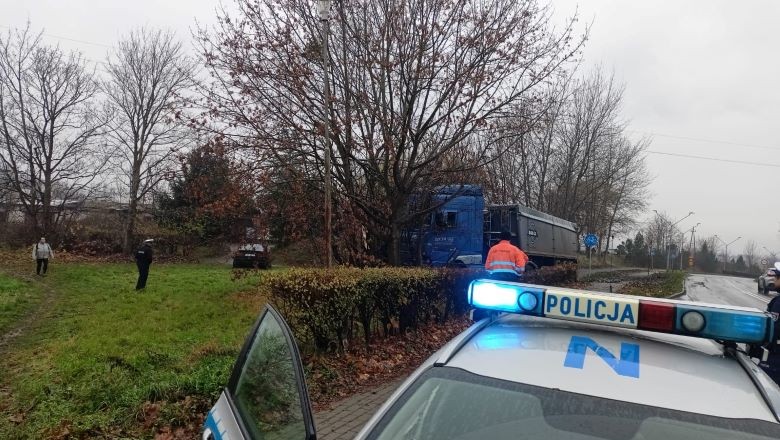 Powiat sztumski. Ciężarówką wjechał na chodnik i uderzył w latarnię – miał promile.