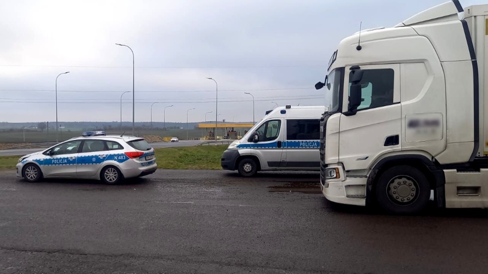 Malbork. Podsumowanie działań Bezpieczny TIR – policjanci zatrzymali 6. dowodów rejestracyjnych.