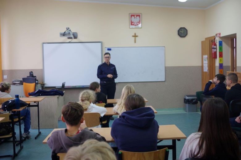 Powiat sztumski. Cyberbezpieczeństwo i odpowiedzialność karna nieletnich tematami spotkania policjantów z uczniami.