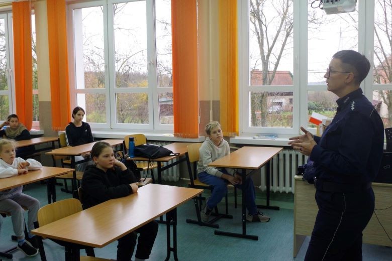 Powiat sztumski. Cyberbezpieczeństwo i odpowiedzialność karna nieletnich tematami spotkania policjantów z uczniami.