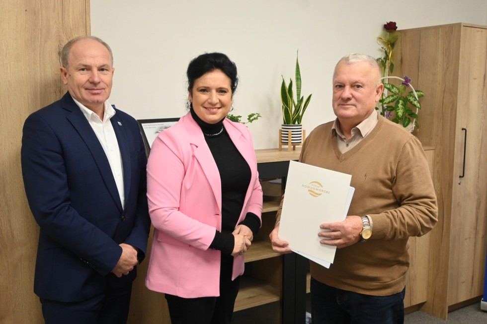 Powiat nowodworski. Wkrótce ruszy budowa chodnika w Tujsku – podpisano stosowną umowę.