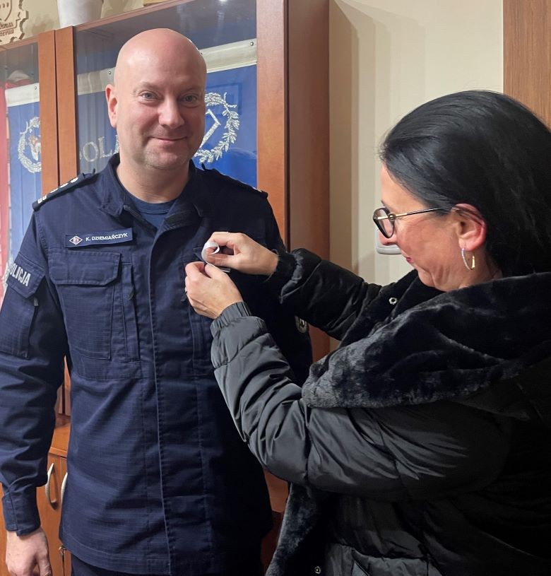 Sztum. Policjanci popierają kampanię Białej wstążki.