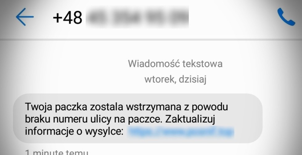 Oczekujesz na przesyłkę? Policjanci apelują - uważaj na wiadomość o wstrzymaniu paczki.